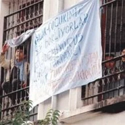 Mültecilerden çarşaflı feryat