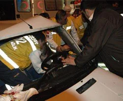 Otomobille otobüs çarpıştı: 4 yaralı