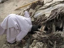 Pakistan'da bina çöktü: 7 ölü