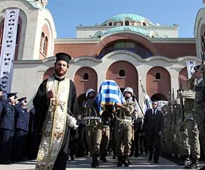 Papadopulos'un cenazesinde Hayır pankartı