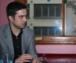 Peruk başörtülü kızları tüketiyor
