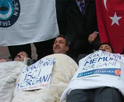 Protesto için yorgan yaktılar