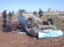 Takla atan otomobil tarlaya uçtu!