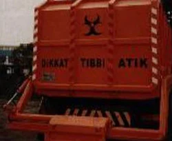 Tıbbi atık aracı kaza yaptı: 2 yaralı
