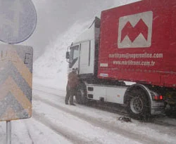 TIR, İstanbul-Bolu yolunu kapattı