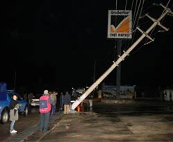 TIR, yüksek gerilim direğine çarptı