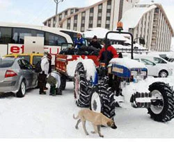 Turistlerin imdadına 'traktörler' ulaştı