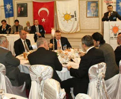Ünlü sanatçılar AKP'nin aday yemeğinde