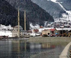 Uzungöl kartpostallarda kaldı