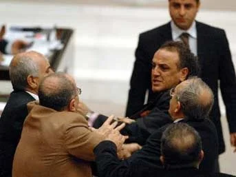 Vekiller yumruk yumruğa girdi