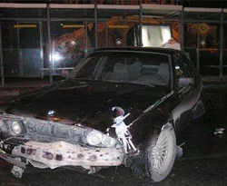 Virajı alamadı, tramvay durağına çarptı
