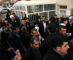 Ağır yaralı, tutuklamalı seçmen kaydı kavgası