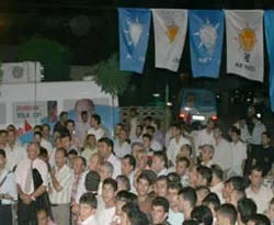 AKP'li gençler İsrail Konsolosluğu önünde