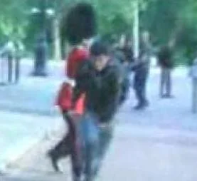Askerle dalga geçince dayağı yedi