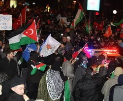 Başbakan karanfillerle karşılandı