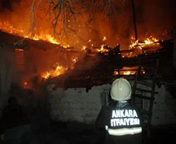 Çakmakla oynarken evi yaktı
