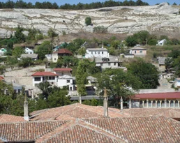 Cami duvarına gamalı haç resmi çizildi