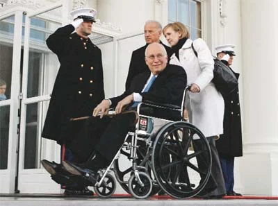 Cheney tekerlekli sandalyede