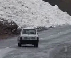 Çığ, Ağrı-Van kara yolunu kapattı