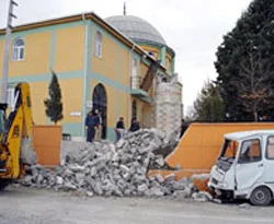 Fırtına camilerin minarelerini devirdi