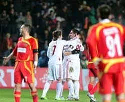 Galatasaray 9 kişilik rakibini 4-2 yendi