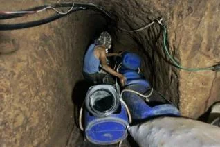 Gazzeliler kazma kürek tünel inşa ediyor