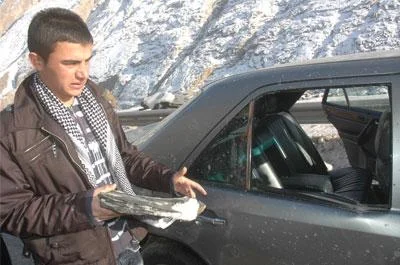 Giden aracın üstüne kaya düştü