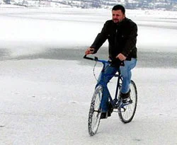 Göl üzerinde 'bisiklet' keyfi