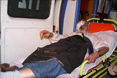Gözünden bıçaklayıp sokağa terk ettiler