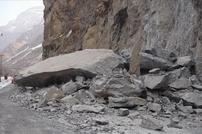 Hakkari-Çukurca yolunda heyelan
