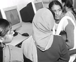 Hindular medreselere koşuyor