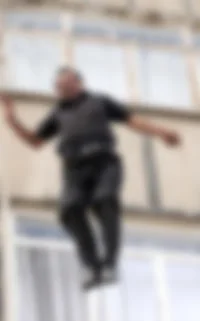 İddiayı kaybedince 2. kattan atladı
