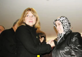İkna odacısından türbanlıya rozet