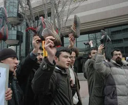 İsrail Büyükelçiliği'ne ayakkabı yağmuru