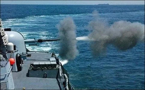 İsrail gemileri Gazze'yi bombalıyor