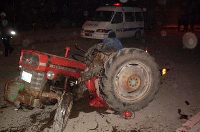 Kamyonetle traktör çarpıştı: 5 yaralı