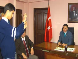 Matrix'ten etkilendi kaşığı eğiyor