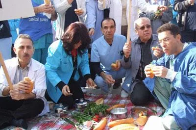 Memurdan soğan-ekmekli protesto