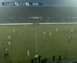 Mourinho'ya ayakkabı attılar