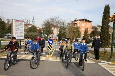Öğrencilere uygulamalı trafik eğitimi