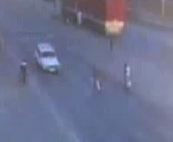 Otomobil bisikleti biçti! / VİDEO