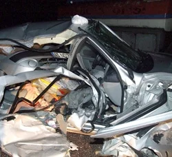 Otomobille kamyon çarpıştı: 3 Ölü