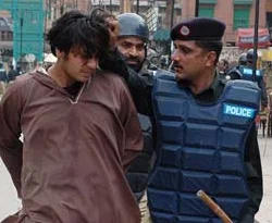 Pakistan'da 124 kişiye gözaltı