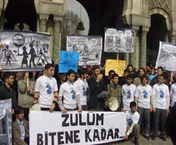 Polis üniversitede daha fazla özgürlük istedi