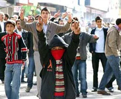 Polise taş atan çocuklardan özür