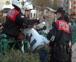 Şiddet yapan polise numaralı kask engeli