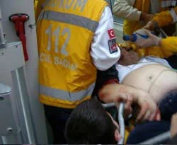 Tadilat yapılan binadan düşen cam dehşeti