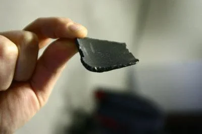 Uçağın motor parçaları çatıya düştü