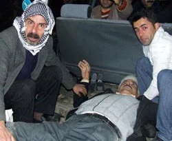 Yaralıları karga tulumba taşıdılar