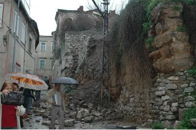 2 bin 500 yıllık duvar çöktü